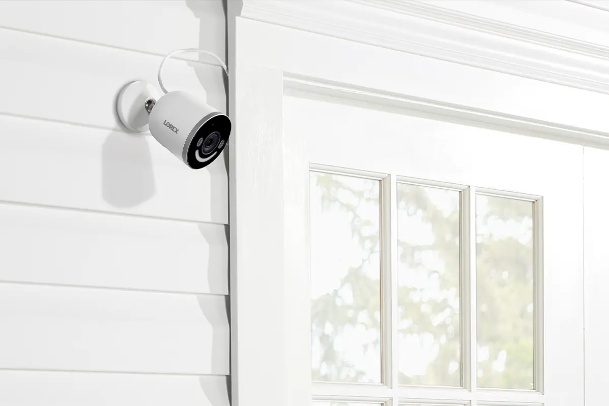 Cámara de seguridad Wi-Fi 6 Lorex 4K con foco para interior/exterior y iluminación de seguridad inteligente