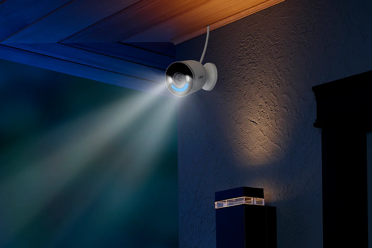 Cámara de seguridad Wi-Fi 6 Lorex 4K con foco para interior/exterior y iluminación de seguridad inteligente