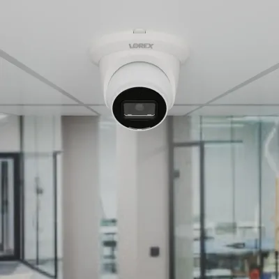 Lorex Fusion Series 4K+ 16-kanaligt (8 trådbundna + 8 Fusion Wi-Fi) 2TB trådbundet system med A14 trådbundna 4K IP-turretkameror