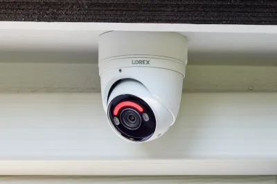 Cámara de seguridad domo IP con cable Lorex H16 4K con iluminación de seguridad inteligente y detección de movimiento inteligente