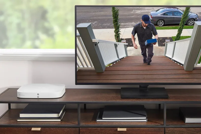 Sistema NVR cablato Lorex Fusion 4K con capacità di 16 telecamere (8 cablate + 8 Fusion Wi-Fi) e 2TB, con 4 telecamere bullet dotate di illuminazione di sicurezza intelligente