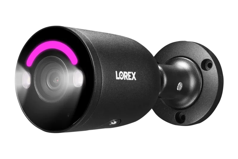 Sistema NVR cablato Lorex Fusion 4K con capacità di 16 telecamere (8 cablate + 8 Fusion Wi-Fi) e 2TB, con 4 telecamere bullet dotate di illuminazione di sicurezza intelligente