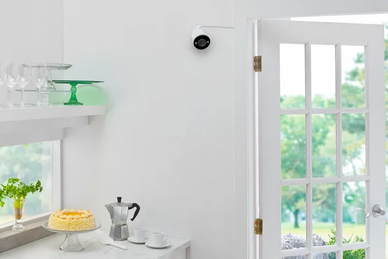 Lorex Kamera Keamanan Wi-Fi 2K Spotlight Dalam/Luar Ruangan (32GB, Cloud-Enabled) - Amazon