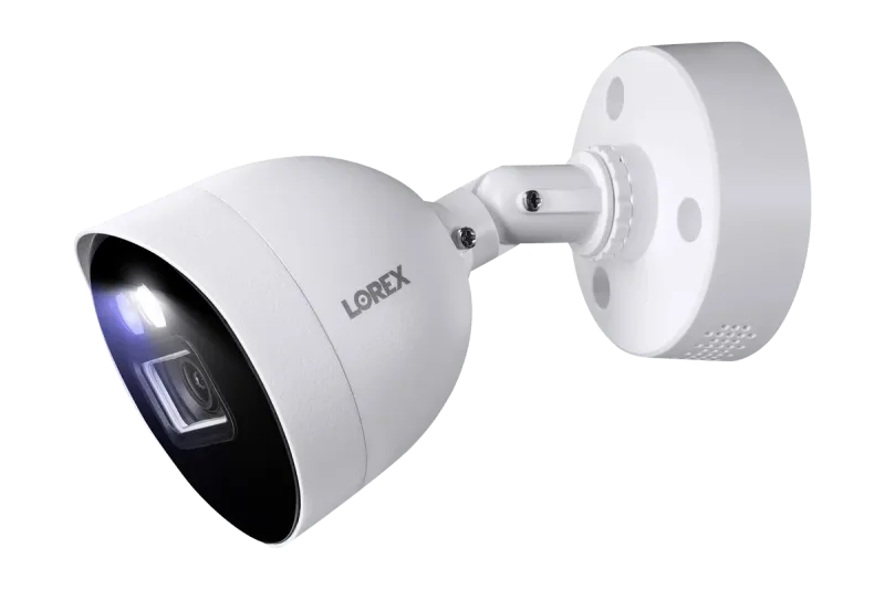 Système DVR filaire Lorex Fusion 4K 12 canaux (8 filaires et 4 Wi-Fi) 2 To avec 4 caméras de dissuasion intelligentes
