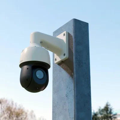 Lorex 2K (4MP) kablet IP PTZ-sikkerhedskamera med AI-detektion og 25x optisk zoom