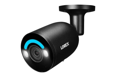 Sistema NVR cablato Lorex Fusion 4K con capacità di 16 telecamere (8 cablate + 8 Fusion Wi-Fi) e 2TB, con 4 telecamere bullet dotate di illuminazione di sicurezza intelligente