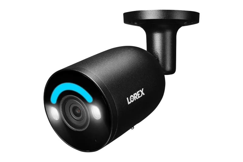 Sistema NVR cablato Lorex Fusion 4K con capacità di 16 telecamere (8 cablate + 8 Fusion Wi-Fi) e 2TB, con 4 telecamere bullet dotate di illuminazione di sicurezza intelligente