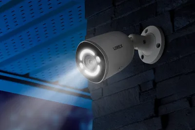 Sistema NVR cablato Lorex 4K Ultra HD per 16 telecamere (8 cablate + 8 Fusion Wi-Fi) da 2TB con 4 telecamere IP Smart Security Lighting